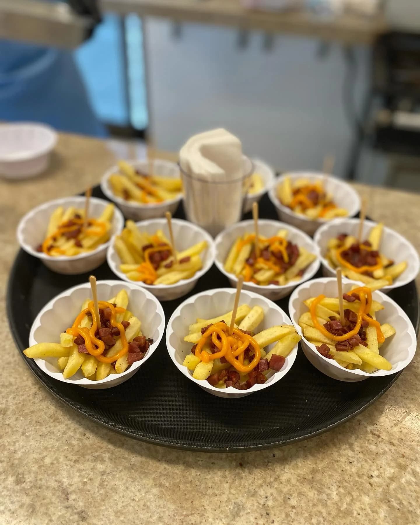 Porções individuais de batata servidas em estação para festa.